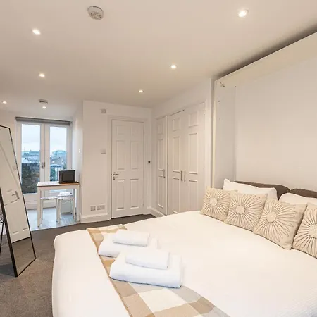 Modern Studio Flat With Balcony On The King'S Road In Chelsea, London Appartamento